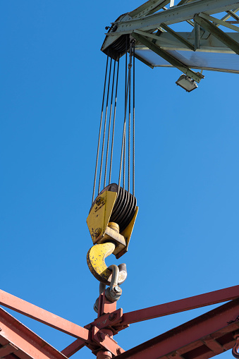 Izaje de materiales en una obra de construcción con una grúa torre